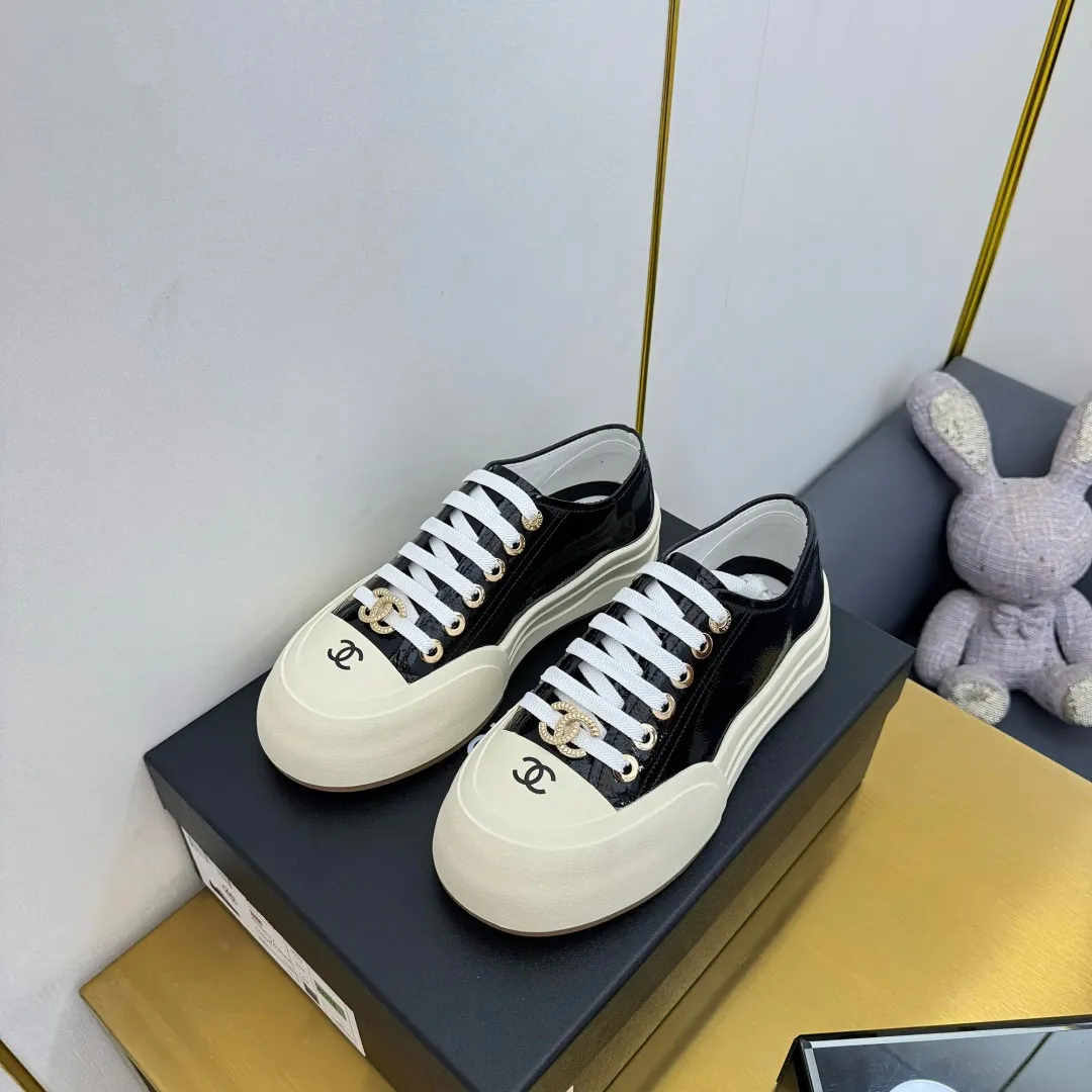 👟👟Ex-factory price 600👟👟 Top version, original quality! ! ! Chanel Chanel - 2025 biscuit shoes, the top casual sports shoes in the counter, this classic design; the upper is electro-embroidered with a variety of craftsmanship; the outsole is fashionable and sporty; the extraordinary inclusion of a variety of color elements... The diversified mix and match is very good-looking and versatile, casual, fashionable, sports, and outdoor can be taken into account... ꫛꫀꪝ Go➫ Material: ❶Upper: Original first-layer cowhide ❷Inner: Sheepskin ❸Outsole is based on: original TPU combination outsole, full set of boutique packaging for women 35–41 👉